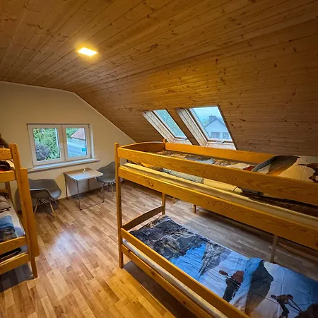 Auberge de jeunesse Ipw Cafe & *